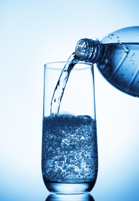 чистая питьевая вода в стакане
