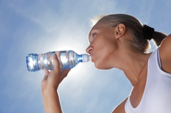 Девушка пьет спортивную воду