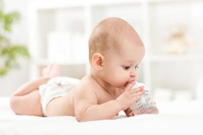 Ребенок пьет воду в бутылке