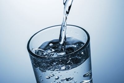 Минеральную воду наливают в стакан