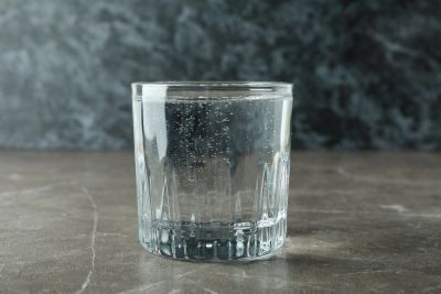 Стакан минеральной воды стоит на столе